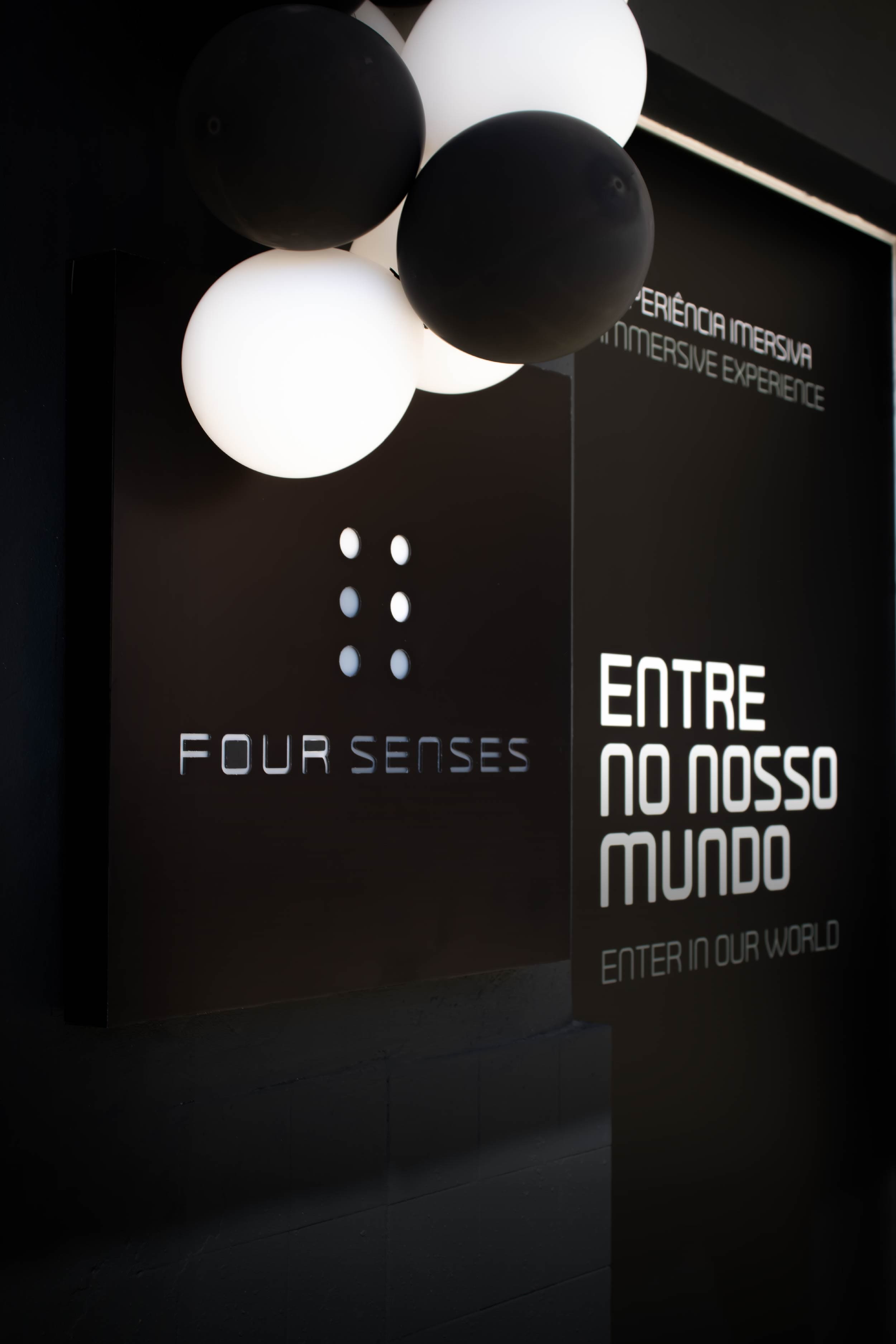 Entrada do espaço sensorial Four Senses, com a frase "Entre no nosso mundo".