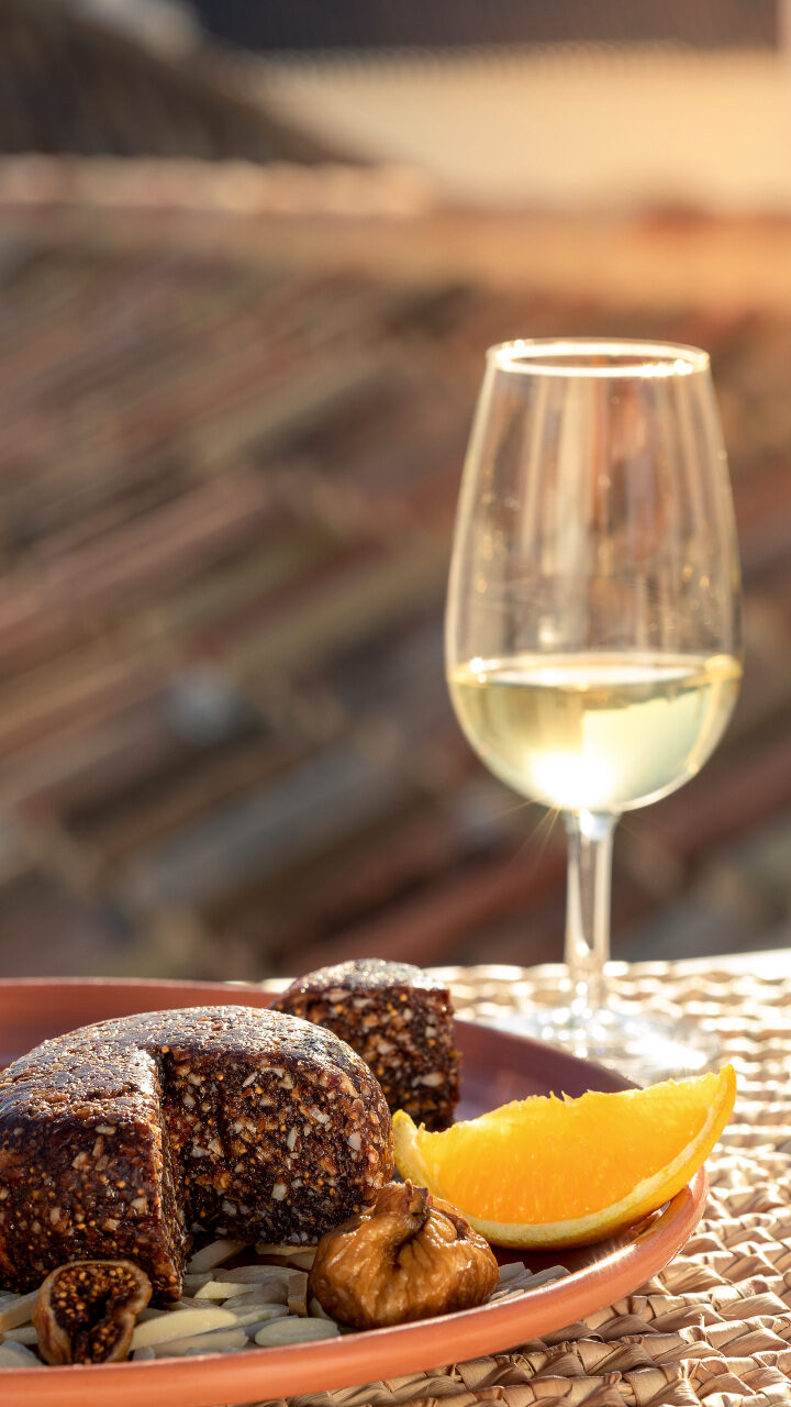 Imagem de um vinho e uma tarte tipicamente algarvia