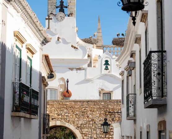Fotografia do Arco da vila em Faro, onde se vê também a torre do sino que existe acima