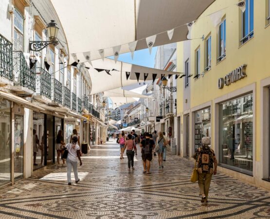 Pessoas a passear pela rua de Santo António