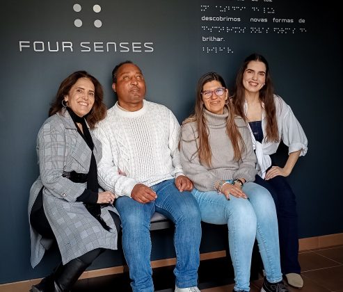 grupo de visitantes com o guia Carlos