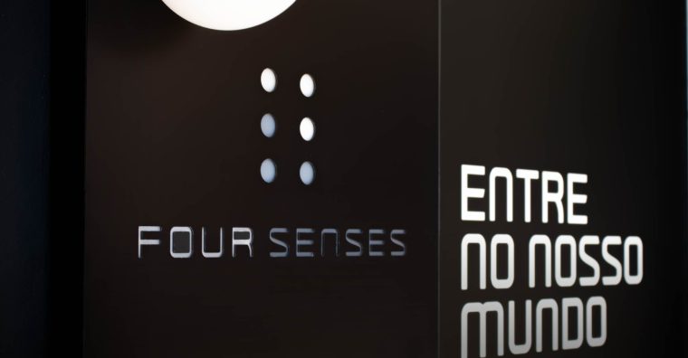 Entrada do espaço sensorial Four Senses, com a frase "Entre no nosso mundo".
