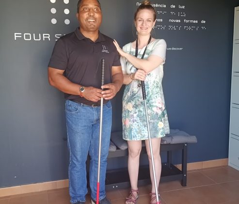 grupo de visitantes com o guia Carlos