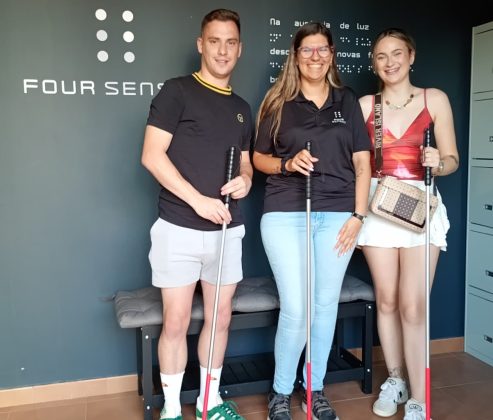 grupo de visitantes com a guia Beatriz